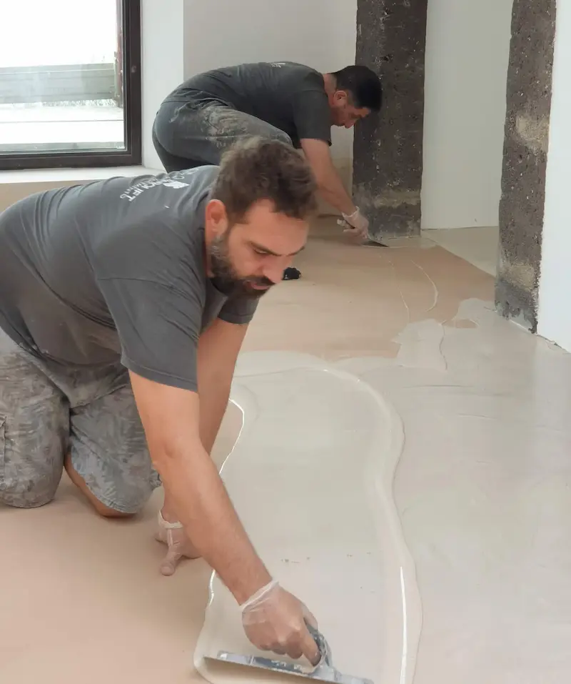 Fase di lavorazione artigianale di una superficie continua in microcemento
